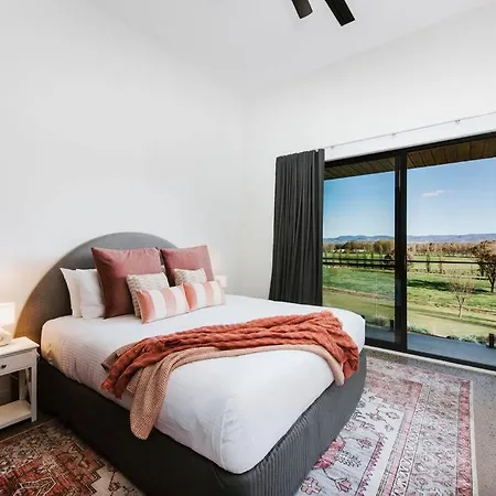 'black Rock' A Sprawling Poolside Country Sanctuary * Mudgee