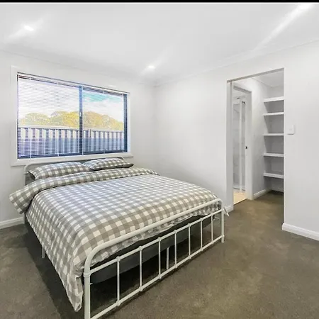 Marshfield Manor - Brand New With 4 Bedrooms And Close To Cbd And Sporting Complex