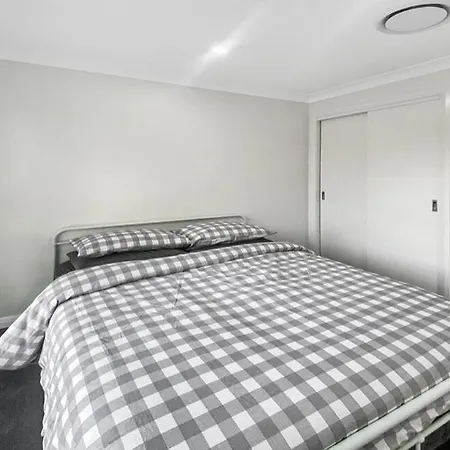 Holiday home Marshfield Manor - Brand New With 4 Bedrooms And Close To Cbd And Sporting Complex