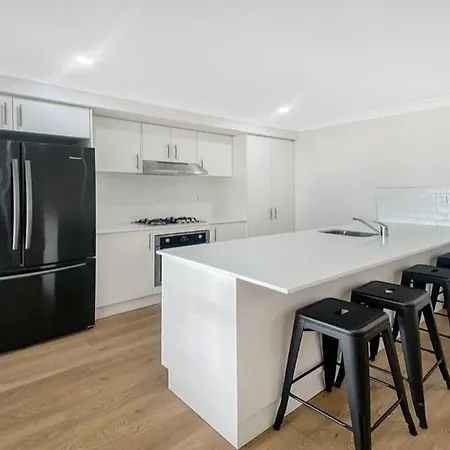 Marshfield Manor - Brand New With 4 Bedrooms And Close To Cbd And Sporting Complex Mudgee