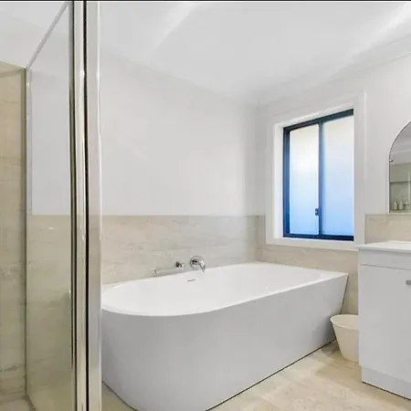 Marshfield Manor - Brand New With 4 Bedrooms And Close To Cbd And Sporting Complex