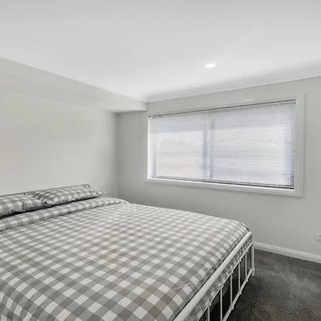 Holiday home Marshfield Manor - Brand New With 4 Bedrooms And Close To Cbd And Sporting Complex Mudgee