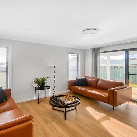 Marshfield Manor - Brand New With 4 Bedrooms And Close To Cbd And Sporting Complex *