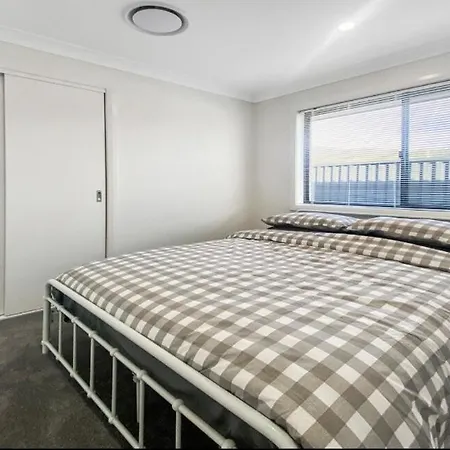 Marshfield Manor - Brand New With 4 Bedrooms And Close To Cbd And Sporting Complex Holiday home