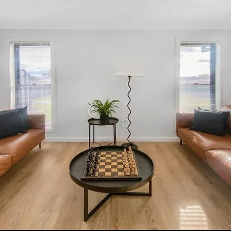 Holiday home Marshfield Manor - Brand New With 4 Bedrooms And Close To Cbd And Sporting Complex *